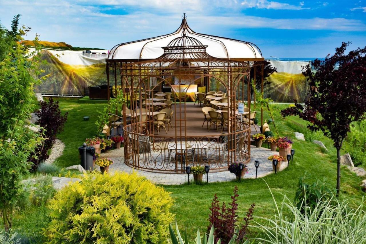 Casa Timis - Wellness & Spa Resort Chitorani Bagian luar foto The Greenhouse