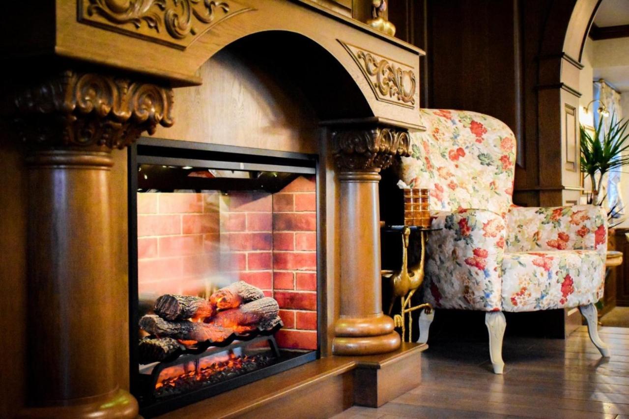 Casa Timis - Wellness & Spa Resort Chitorani Bagian luar foto A fireplace