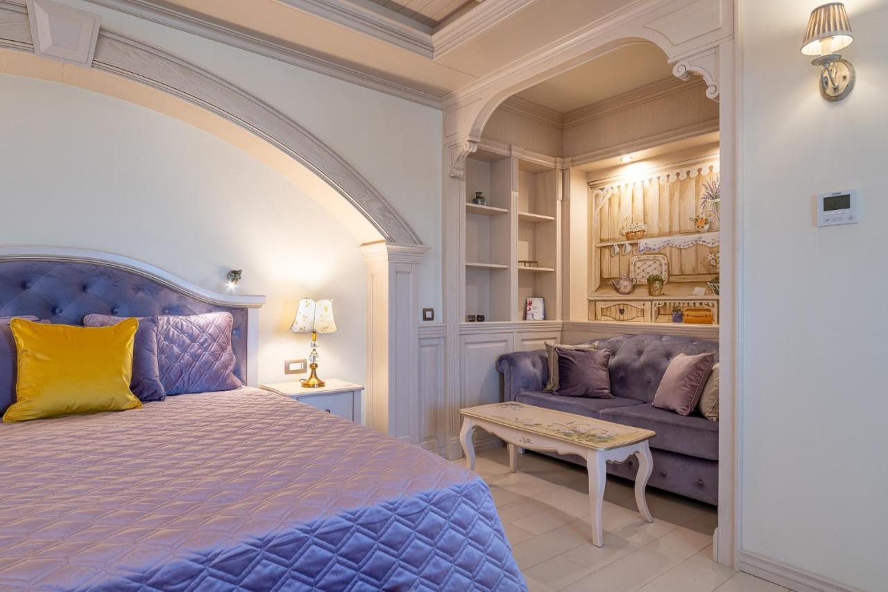Casa Timis - Wellness & Spa Resort Chitorani Bagian luar foto A bedroom with a wet bar