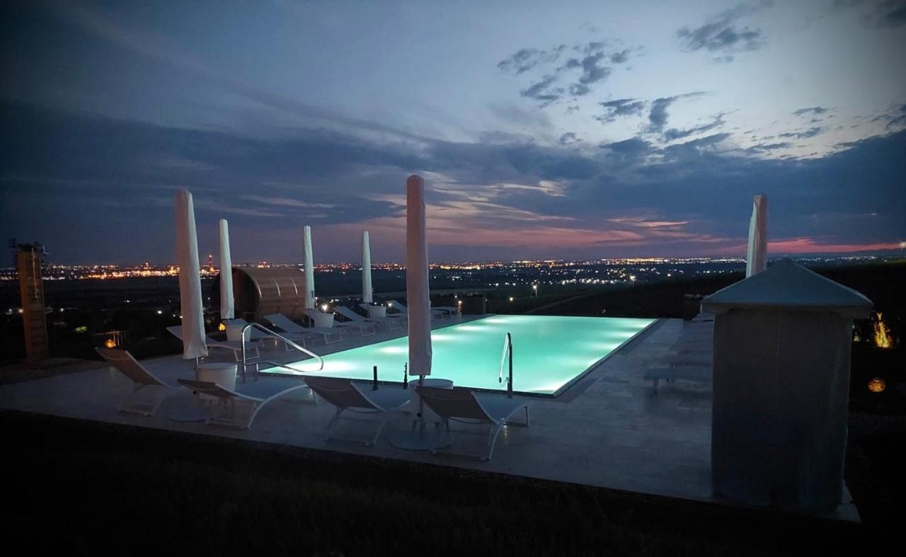 Casa Timis - Wellness & Spa Resort Chitorani Bagian luar foto Rooftop pool at the Hotel