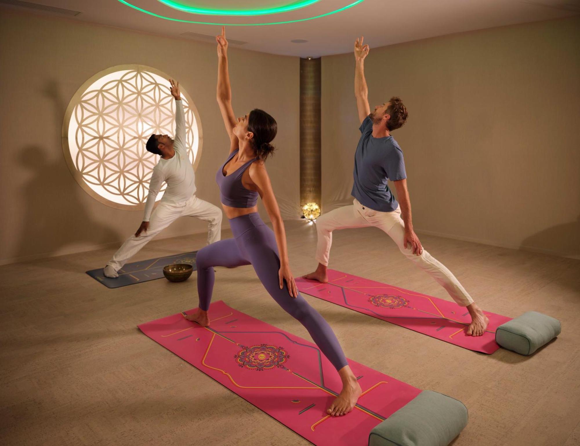 Casa Timis - Wellness & Spa Resort Chitorani Bagian luar foto A yoga class at the Bvlgari Spa