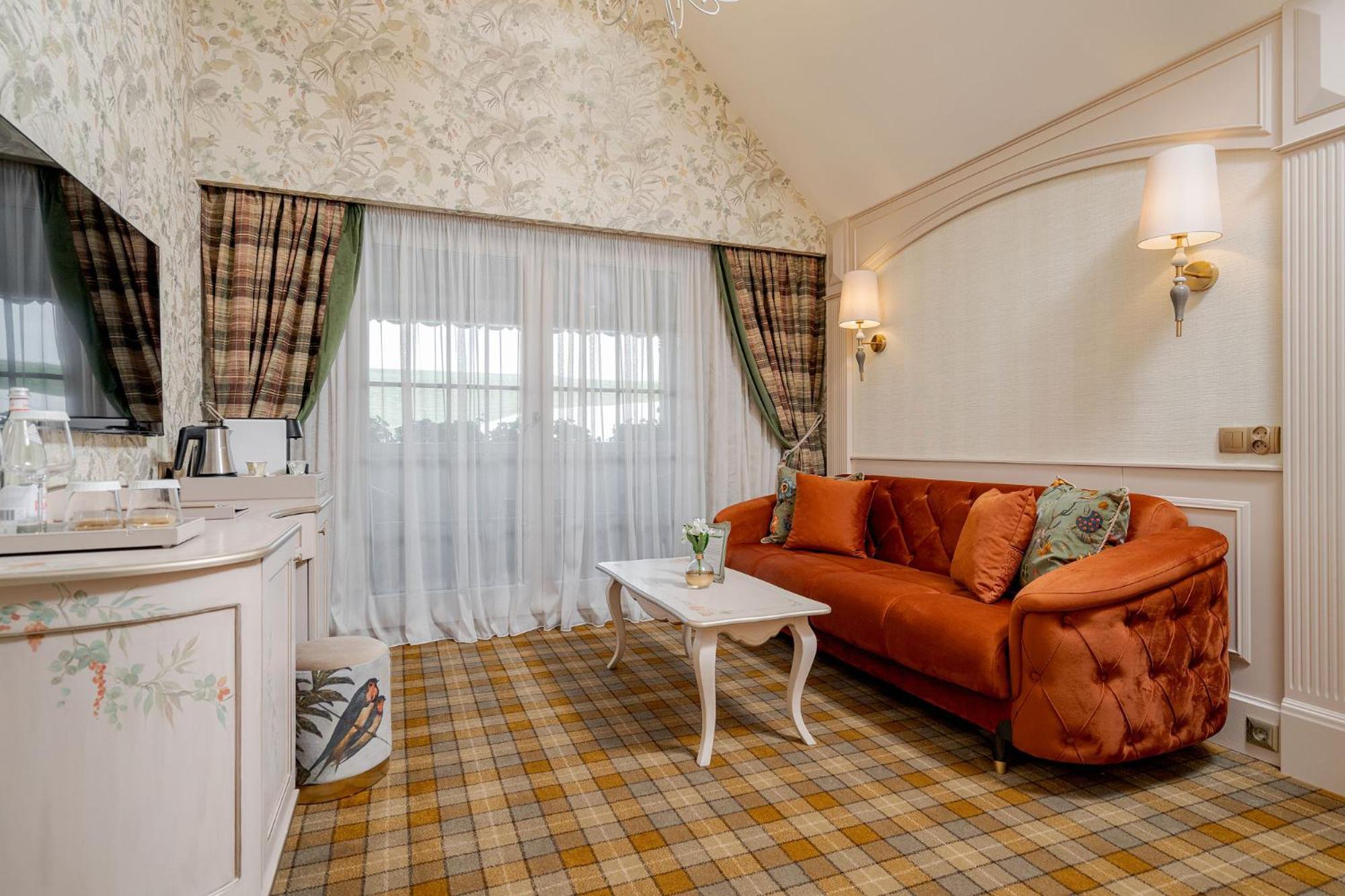 Casa Timis - Wellness & Spa Resort Chitorani Bagian luar foto A suite at the hotel