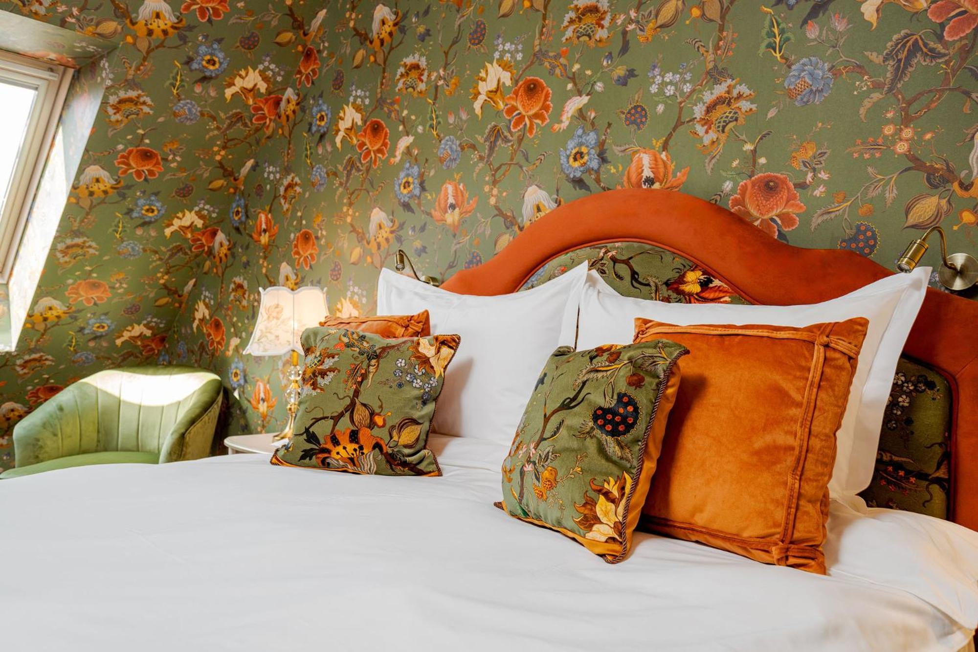 Casa Timis - Wellness & Spa Resort Chitorani Bagian luar foto A bed with cushions