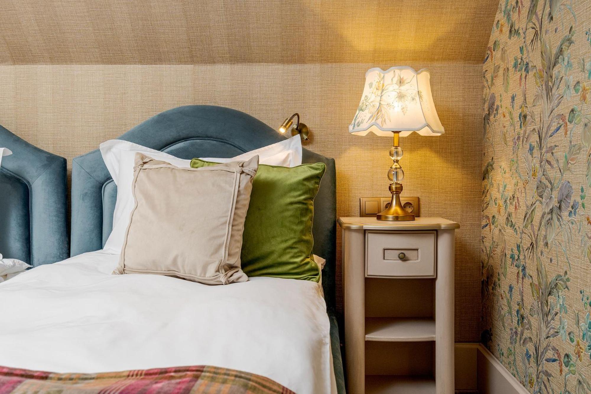 Casa Timis - Wellness & Spa Resort Chitorani Bagian luar foto A bedside table
